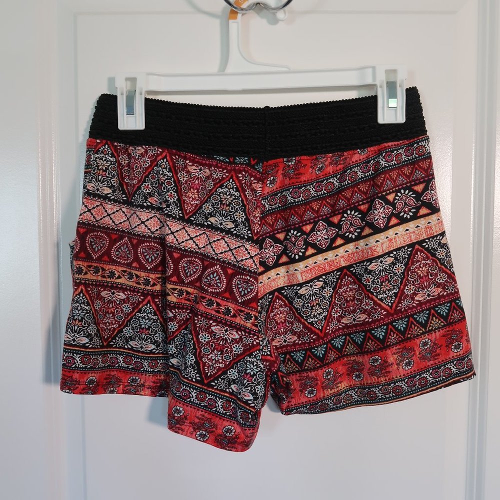 Patterned Soft Shorts with Pockets - Picture 2 of 6